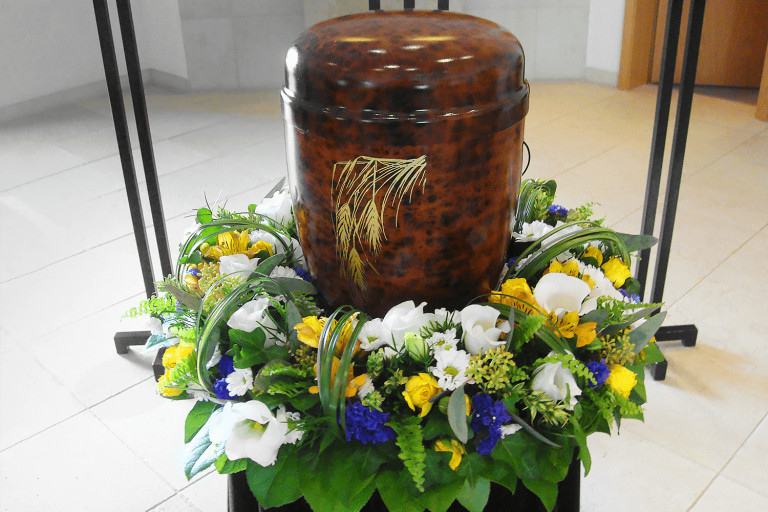 Trauerfloristik Urnenschmuck – Bestattungshaus C. Spindler