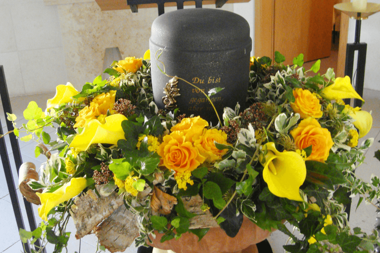 Trauerfloristik Urnenschmuck – Bestattungshaus C. Spindler